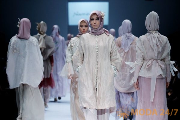 Jakarta Fashion Week 2017: Ria Miranda