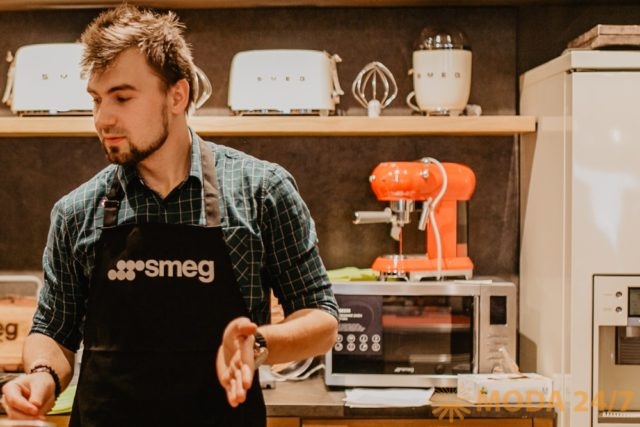 Шеф-повар Сергей Кузнецов, на заднем плане кофемашина-эспрессо ECF01 из коллекции «Стиль 50х» (Smeg 50's style)
