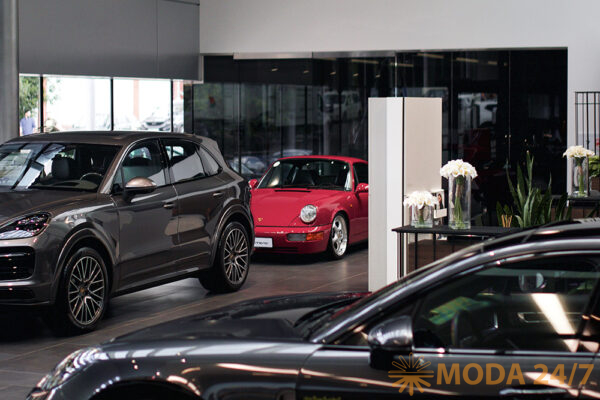 Porsche Cayenne и Porsche 911 в новом интерьере Порше центр Таганка