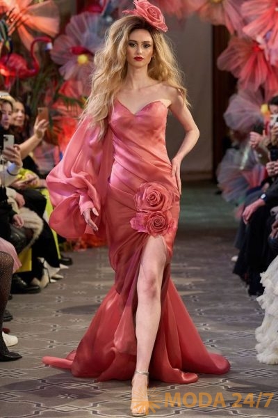 Lena Erziak haute couture SS-2025. Темно-розовое вечернее платье украшенное цветами 