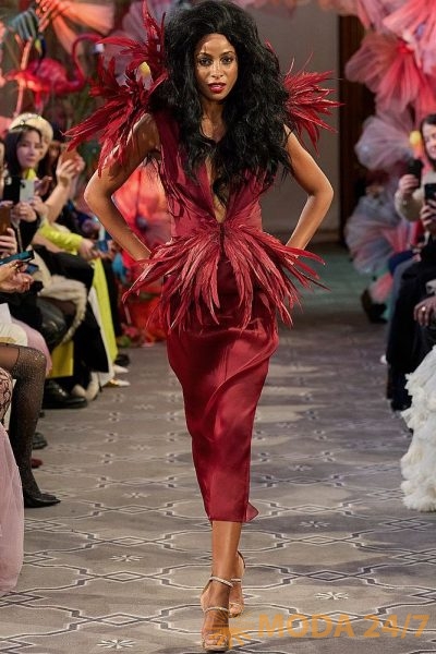 Lena Erziak haute couture SS-2025. Вечернее платье с бордовыми перьями