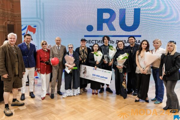 Победители и жюри конкурса «Точка ru» в демонстрационном зале ГУМа