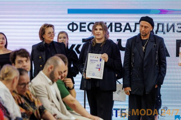 Наталья Антипова, Ксения Духанова (Первое место в номинации «Спорт-шик» с коллекцией «Непростокосмос 2.0») и Игорь Гуляев