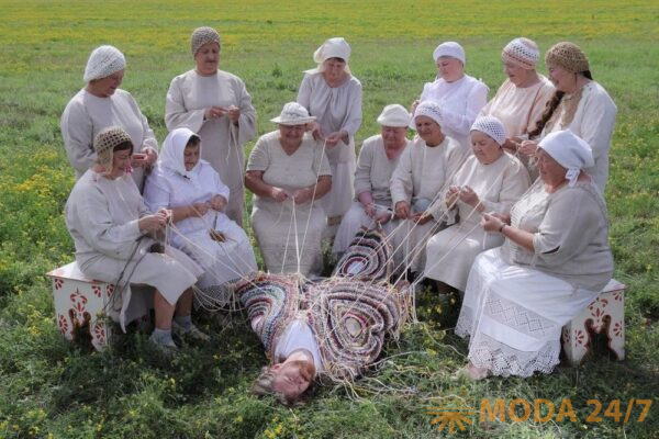 Игорь Андреев в центре